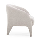 Silla auxiliar Kris de color gris cálido con acabado bouclé.