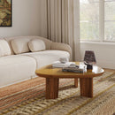 Mesa de centro triangular Oani de 46" de nogal y cristal